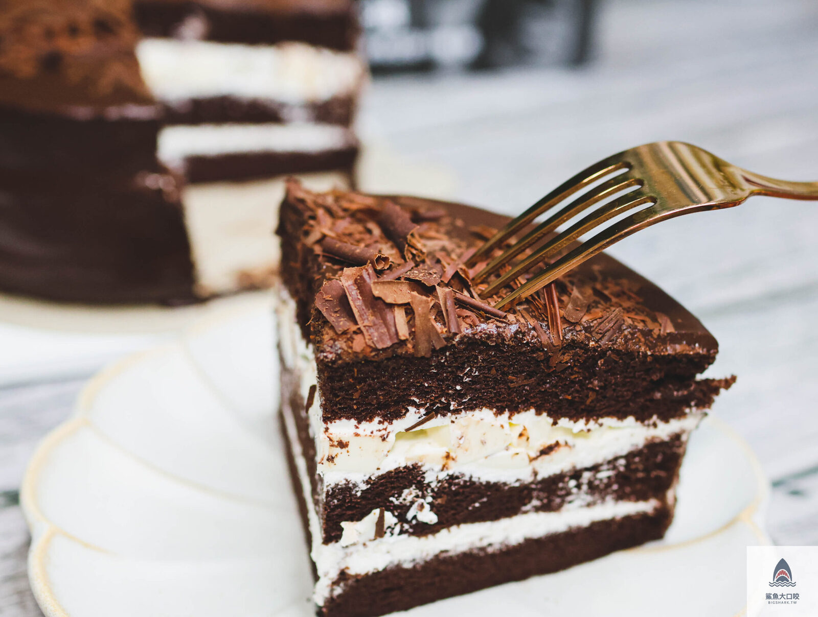 【台中美食】讓一糖可可蛋糕專賣店，微苦大人系巧克力蛋糕，浮誇系黑色玫瑰，台中必買甜點蛋糕(價錢) @鯊魚大口咬