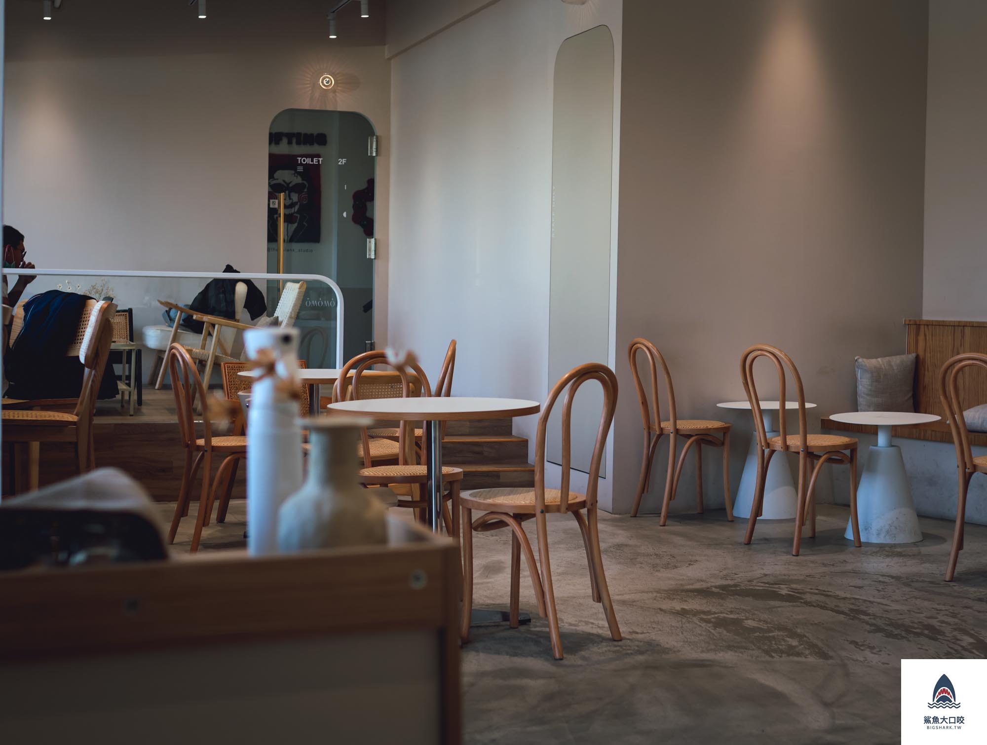 【台中美食】OMOMO 韓系飲品咖啡廳，純白唯美韓系咖啡廳，瞬間來到韓國，台中西屯美食推薦 (菜單) @鯊魚大口咬