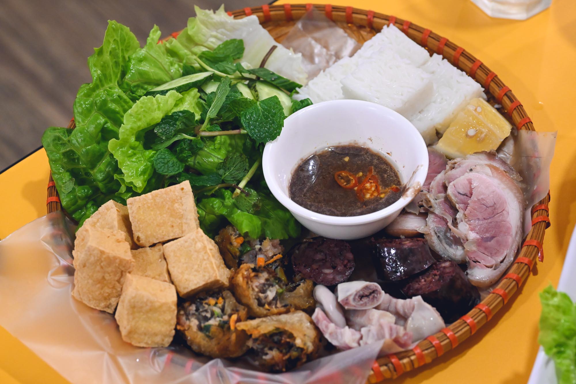 【台中美食】越南你好河內美食，道地越南料理，米其林必比登推薦（菜單） @鯊魚大口咬