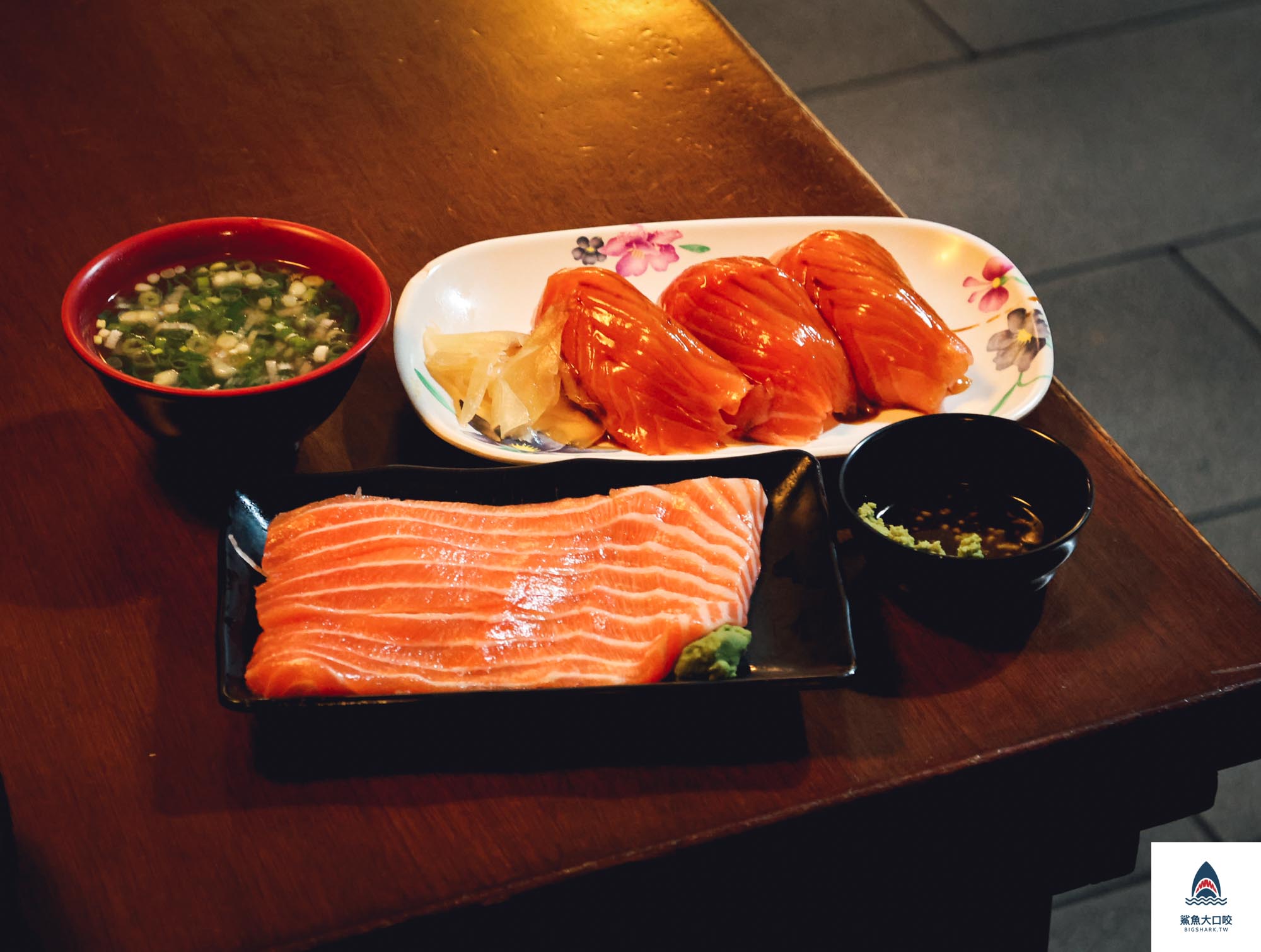 【西門美食】三味食堂，連韓國人都來搶的超猛巨無霸鮭魚肚生魚片饗宴，台北西門美食推薦（菜單） @鯊魚大口咬