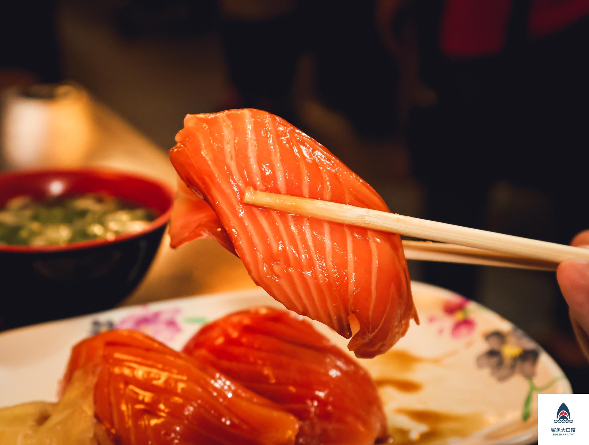 【西門美食】三味食堂，連韓國人都來搶的超猛巨無霸鮭魚肚生魚片饗宴，台北西門美食推薦（菜單） @鯊魚大口咬